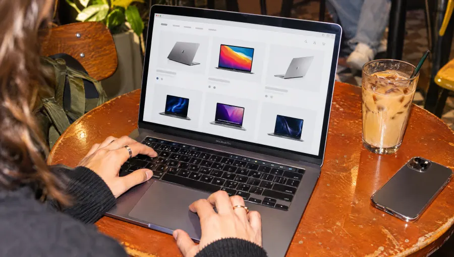 Escogiendo un MacBook en la tienda desde una MacBook Pro