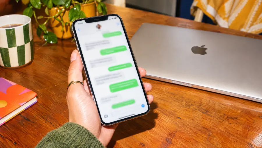 Chat de WhatsApp con el pedido, al lado de una MacBook Air